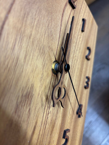 お客様作品紹介：国産広葉樹　ケヤキの時計